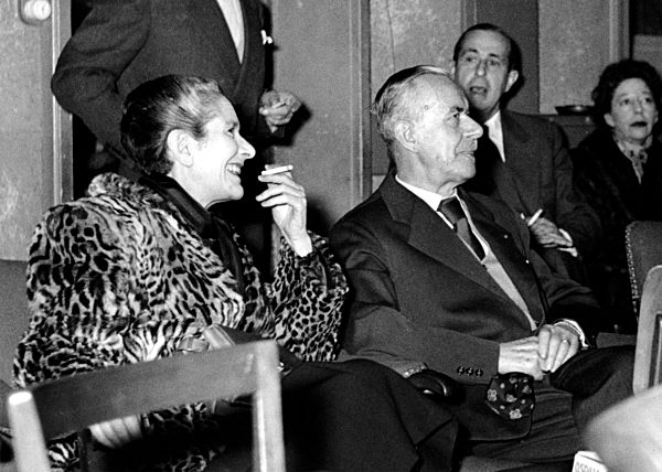 Thomas MANN mit Tochter Erika bei einer Filmvorführung, 1953