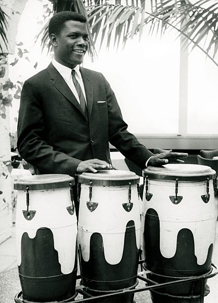 Sidney POITIER mit Rumbatrommeln, Berlin