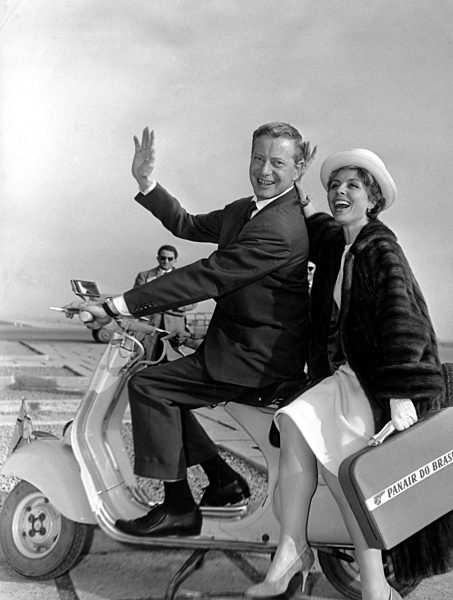 Dieter BORSCHE und Sonja ZIEMANN auf einer Vespa, 1958