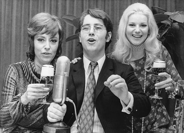 Frank ELSTNER bekommt das 'Goldene Mikrofon', 1971