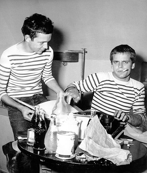 Thomas HARLAN und Klaus KINSKI in ihrer Wohnung, München 1953