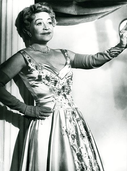 Grethe WEISER im Aberndkleid