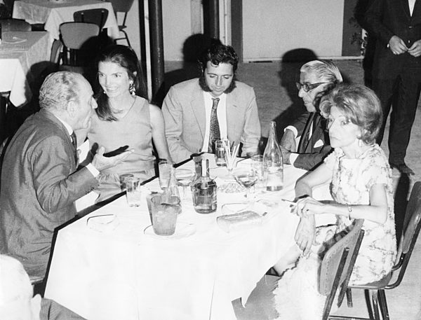 Aristoteles ONASSIS mit Freunden in einem Nachtklub in Athen, 1969