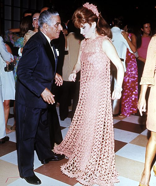 Gina LOLLOBRIGIDA und Aristoteles ONASSIS beim Tanzen