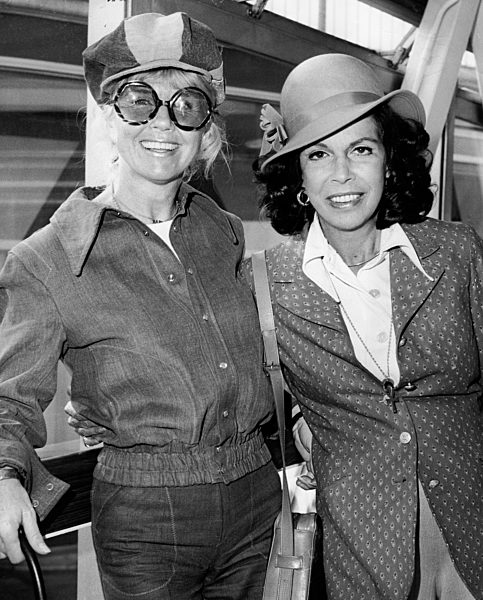 Doris DAY und Jacqueline SUSANN in London Heathrow, 1973