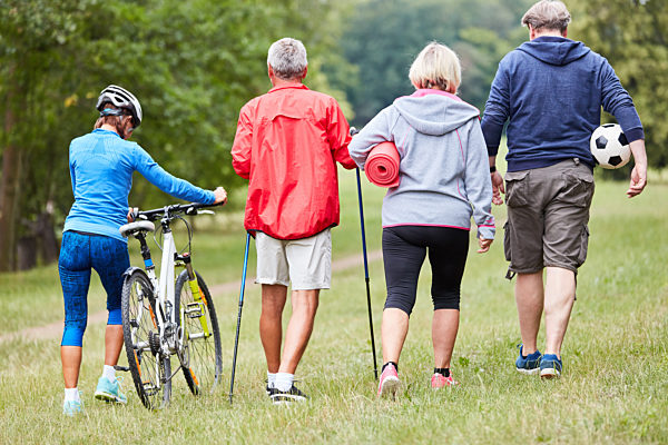 Senioren Gruppe macht Sport im Park