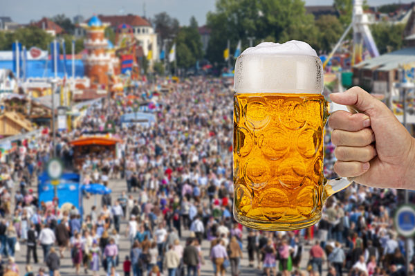 Maßkrug mit Bier auf dem Oktoberfest in München