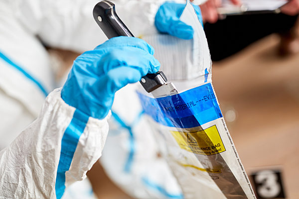 Messer als Beweis der Spurensicherung am Tatort