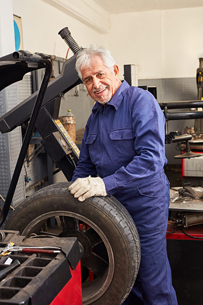 KFZ Meister mit Erfahrung beim Reifen aufziehen