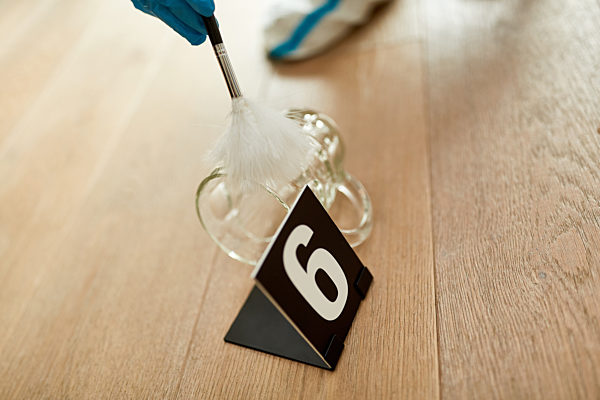 Spurensicherung der Polizei sucht Fingerabdruck