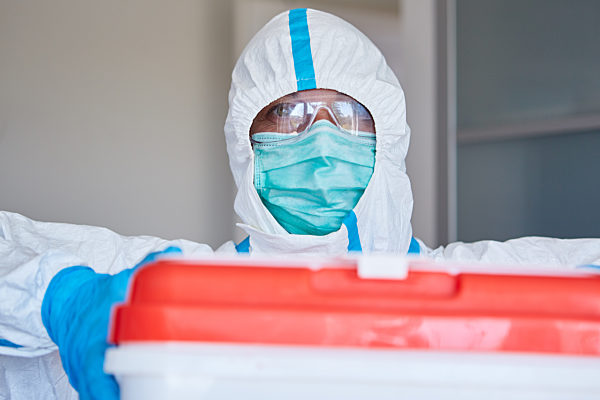 Klinikpersonal in Schutzkleidung mit Organspende Transport für Operation