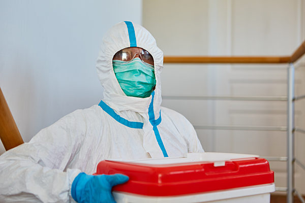Mediziner in Schutzkleidung mit Organspende Transport für Operation