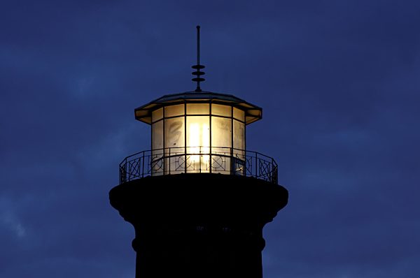 beleuchtete Turmspitze des Helios Leuchtturmes in Köln Ehrenfeld