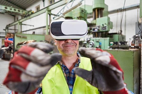Arbeiter mit Virtual Reality Brille bei einer Simulation