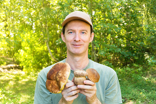 Man with mushrooms in hands
