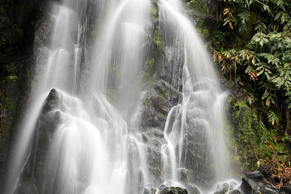 Wasserfall im Park Ribeira dos Caldeiroes