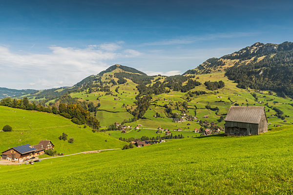 Grüne, bergige Landschaft im Toggenburg, Kanton St. Gallen, Schweiz