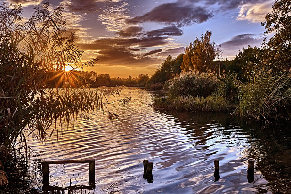 Sonnenuntergang am herbstlichen Waldsee.