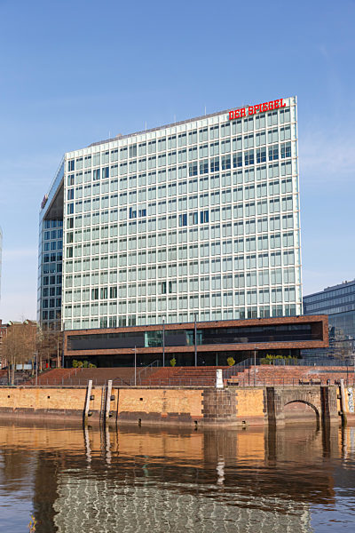 Der Spiegel Hauptsitz an der Ericusspitze in der HafenCity Hochformat in Hamburg, Deutschland