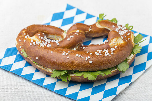 bayerische Brezel mit Petersilie auf weiß