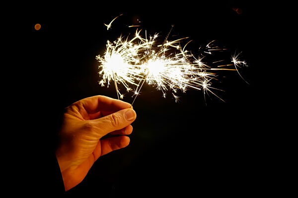Eine Funken sprühende Wunderkerze bei einer Party bzw. Silvester