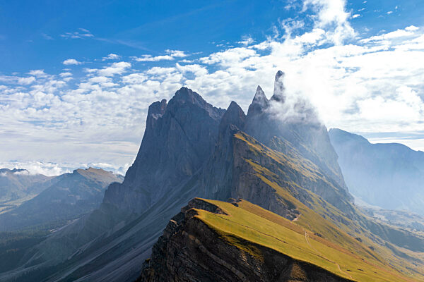 Blick von der Seceda auf die Geislerspitzen im Morgennebel, Groeden, Suedtirol
