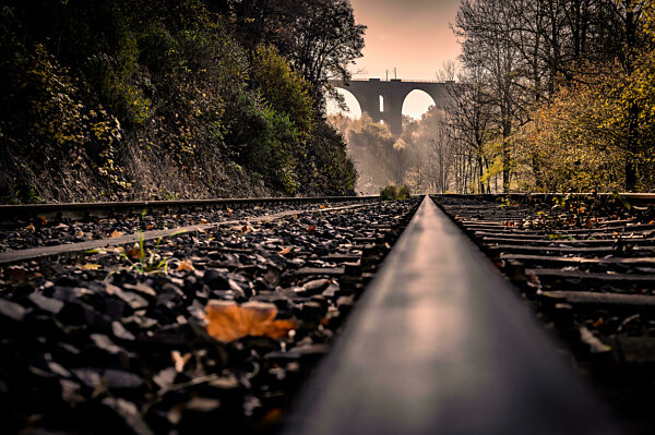 Herbstlicher Blick auf die Elstertalbrücke in der Nähe von Plauen (Sachsen)