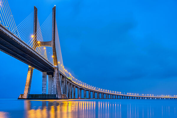 Die Vasco-da-Gama-Brücke über den Tejo in Lissabon