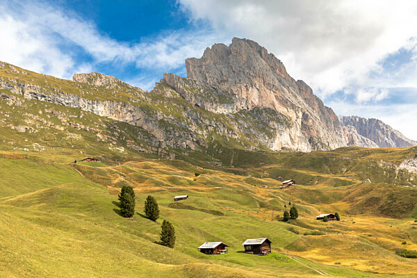 Huetten auf der Seceda unter den Geislerspitzen, Groeden, Suedtirol
