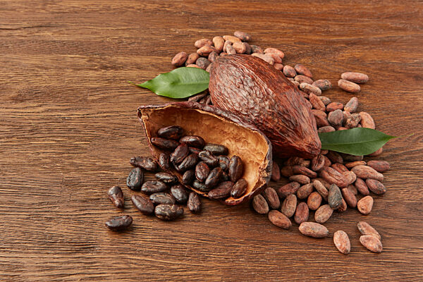 Pods with peeled and unpeeled cocoa beans