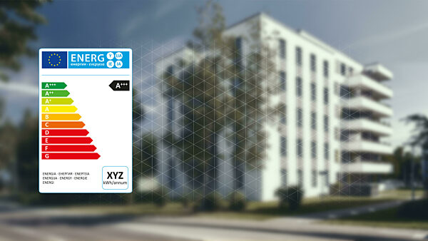 Energie Label vor Mehrfamilienhaus als Verbrauch Konzept