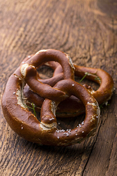 zwei bayerische Brezen auf Holz