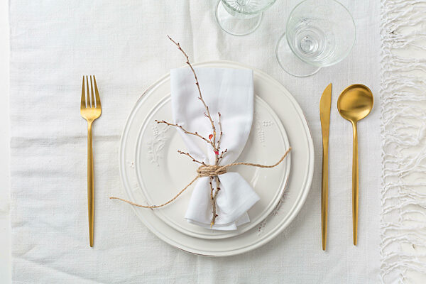 Place setting in white - plates