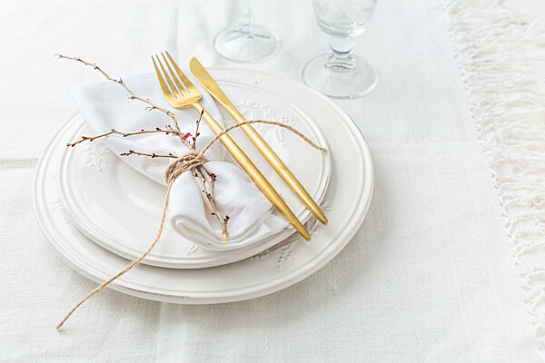 Place setting in white - plates