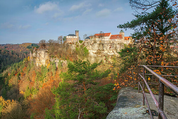 Hohnstein Burg in der Sächsischen Schweiz im Herbst - Hohnstein castle  in Elbe sandstone mountains in fall