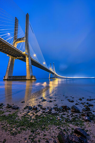 Die imposante Schrägseilbrücke Vasco da Gama in Lissabon
