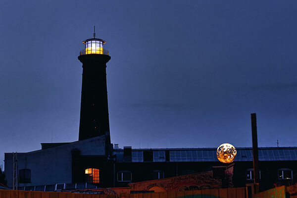 Helios Leuchtturm leuchtet in den Farben der Ukraine