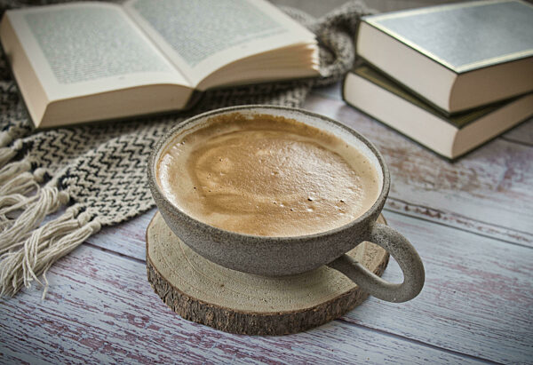 Frischer Kaffeee und Bücher