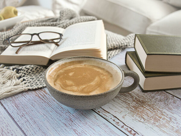Frischer Kaffeee und Bücher