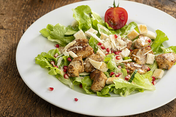 Überblick über Cäsarsalad auf Holz