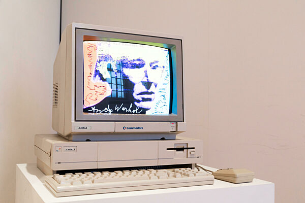 Computer Commodore Amiga 1000 with floppy disk and mouse