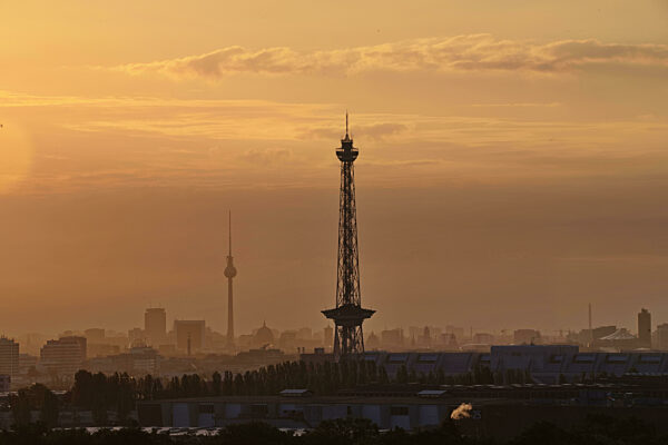 Blick auf die Berliner Innenstadt zum Sonnenaufgang