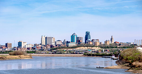 street and skyline views around kansas city kansas