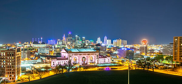 kansas city city views and skyline at night