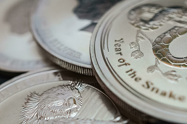 Silbermünzen auf einem Haufen