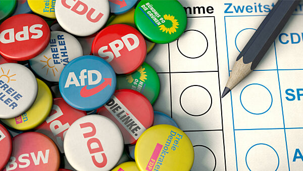 Parteien in Deutschland zur Wahl - Wahlzettel mit Stift