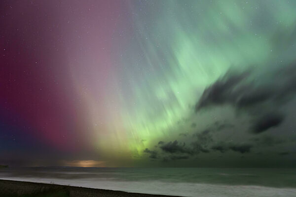 Grünes und rot-violettes Polarlicht (Aurora borealis) über Ostsee bei Gremersdorf