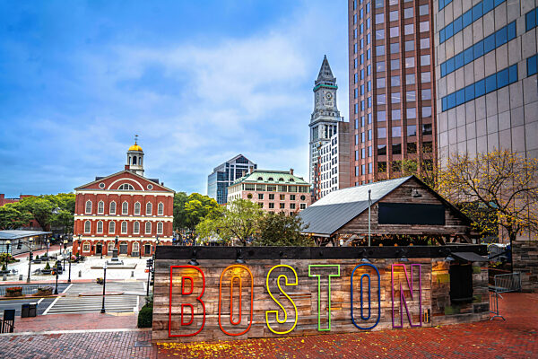 Boston Faneuil Hall Platz und Blick auf die Stadt, Massachusetts