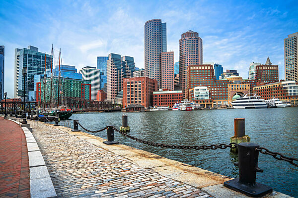 Blick auf den Hafen von Boston und die Skyline der Stadt, Massachusetts