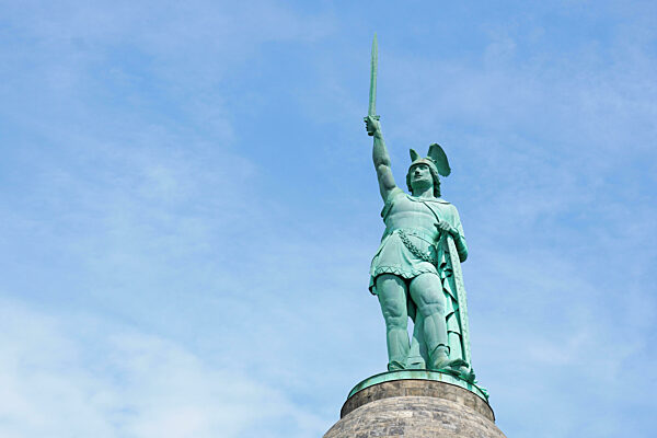 Nahaufnahme des Hermannsdenkmals in Deutschland, eines Denkmals für den Cherusker Arminius oder Hermann, vor blauem Himmel mit Kopierraum